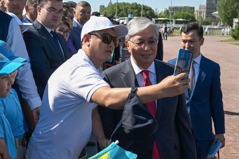 Тоқаев Мемлекеттік туды көтеру рәсіміне қатысты