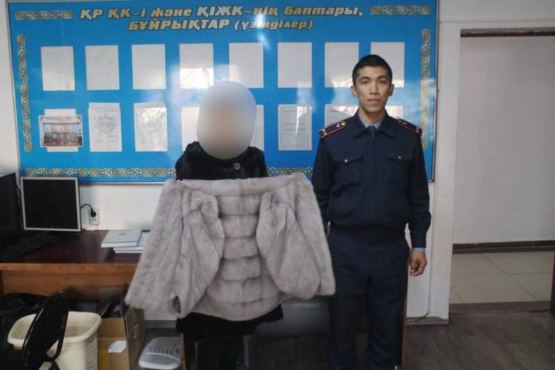 Қызылордада жүкті әйел сауда үйінен құндыз тон ұрлап кеткен (видео)