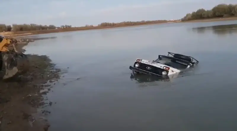 Көлік Жайық өзеніне батып, екі адам қайтыс болды