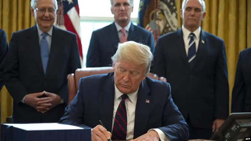 Трамп Қытайға санкция салу туралы заңға қол қойды