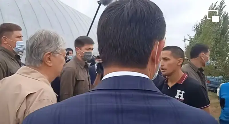 Әкімдер шошып кетті: Тоқаев күзетшілер өткізбей қойған тұрғынның жанына өзі барды (видео)