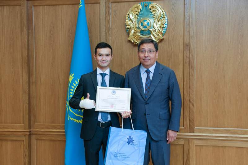 Алматы әкімі автобуста әйелді құтқарған жігітті марапаттады