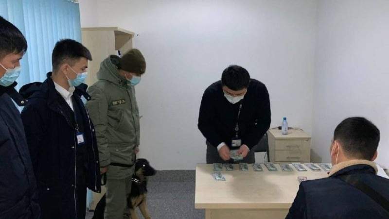 Ақтауда шетелге 15 мың доллар әкетпек болған азамат ұсталды