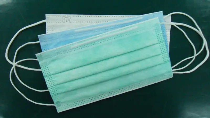 Мектеп оқушылары маска тігуді үйренуде