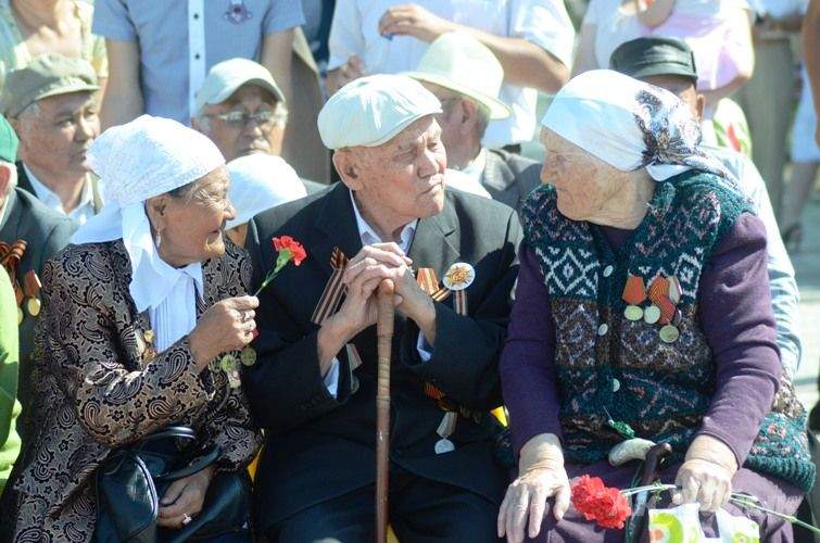 Қазақстанда қарттарды қолдауға арналған қандай әлеуметтік көмек түрлері бар?