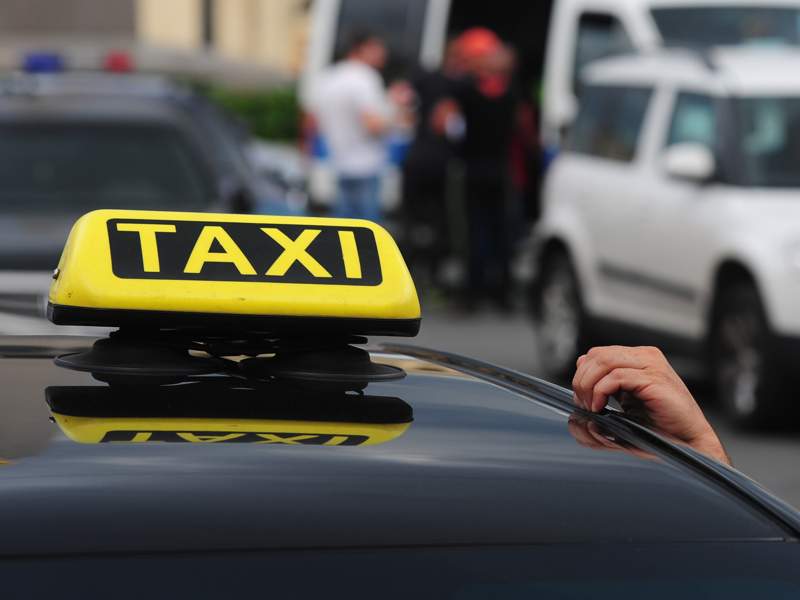 Алматы облысында такси жүргізушісі жолаушы қызды соққыға жыққан
