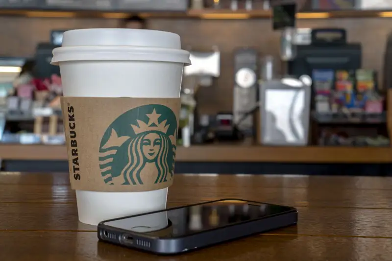 АҚШ-та Starbucks-тың кофеханалары жабылып жатыр