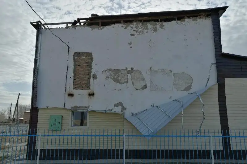 Қатты жел мәдениет үйінің шатырын ұшырып әкетті