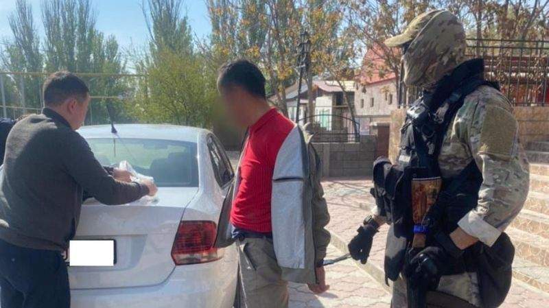 Жаркентте кәсіпкерді қорқытып, ақша талап еткендер ұсталды