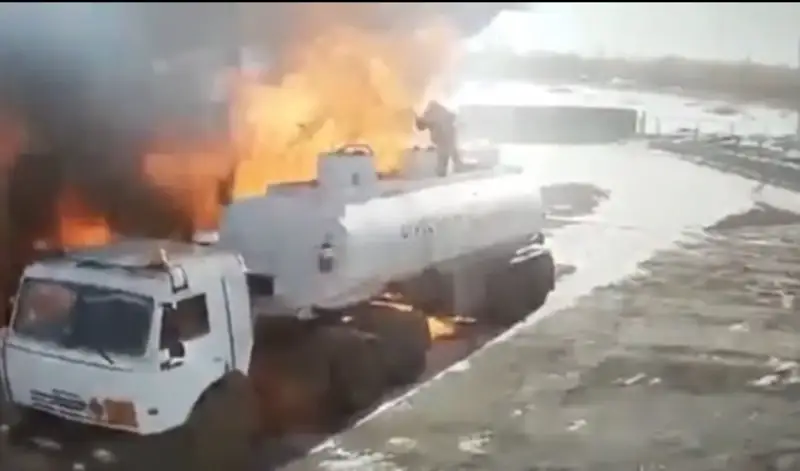 Көкшетауда жанармай бекетіндегі жұмысшының өртенгені видеоға түсіп қалған 