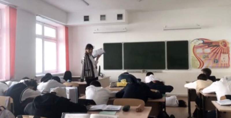 TikTok-та жаңа тренд: Оқушылар сабақ үстінде ұстаздарымен ойнай бастады