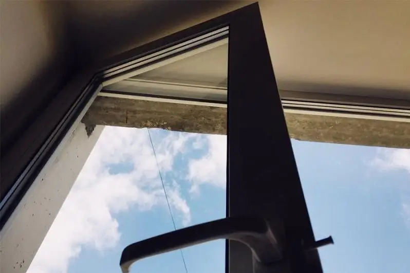 Оралда әйел адам төртінші қабаттан секіріп кетті