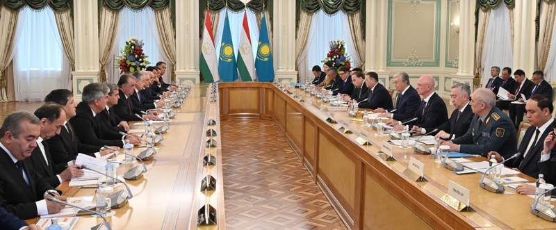 Қазақстан мен Тәжікстан Президенттері кеңейтілген құрамда келіссөздер жүргізді 