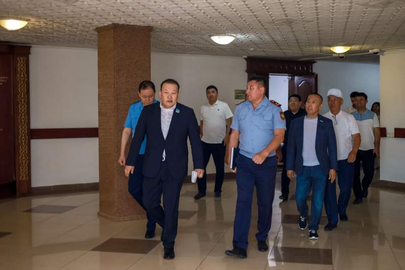 Мәжіліс депутаты Шымкенттің Ішкі істер қызметкерлерімен қауіпсіздікті  қамтамасыз ету мәселелерін талқылады