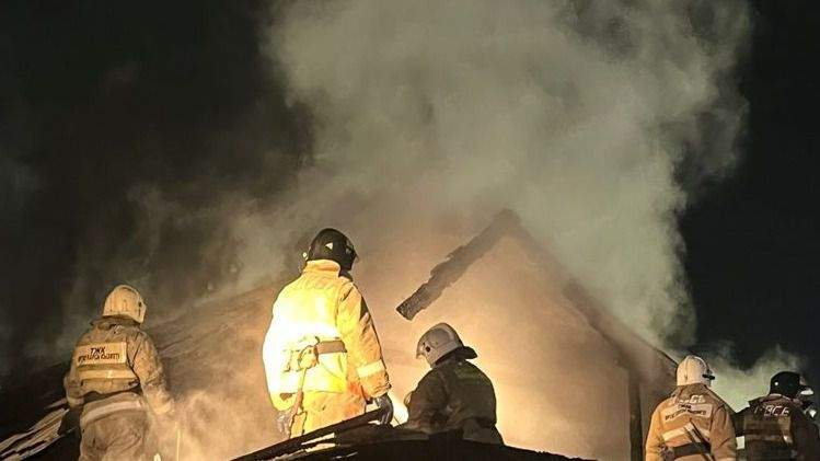 Өскеменде өрт сөндірушілер өртеніп жатқан үйден 4 адамды аман-есен алып шықты