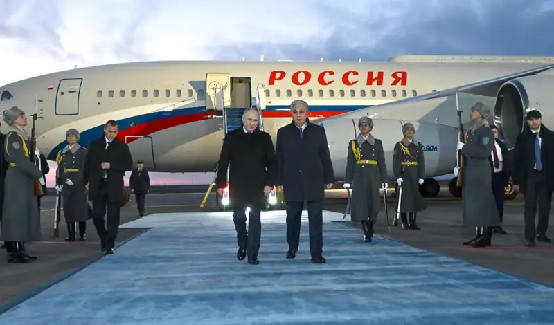 Қасым-Жомарт Тоқаев Владимир Путинді елорда әуежайында қарсы алды