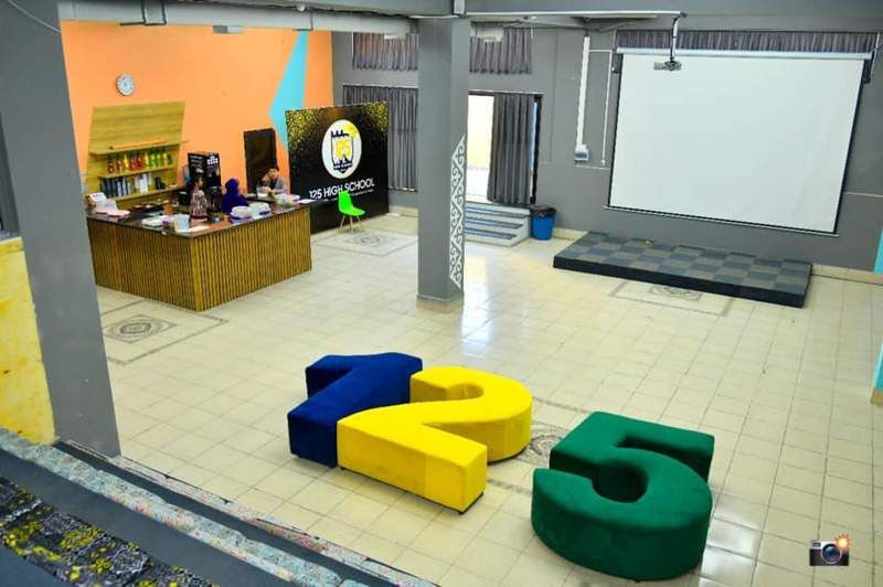 Биыл ашылған мектептер циклі: «125 HIGH SCHOOL»
