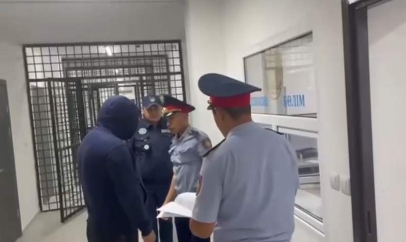 Алматыдағы дүкендердің бірінде бойжеткеннің кеудесін ұстаған ер адам 5 тәулікке қамалды (видео)