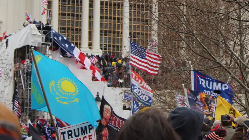 АҚШ-тағы тәртіпсіздік кезінде Қазақстанның туын ұстап шыққан кім?