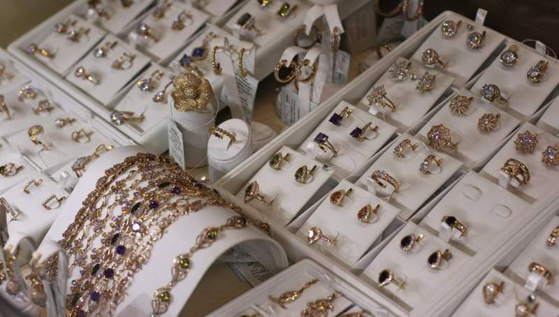 Зергерлік бұйымдарды елге алып өтпек болғандар ұсталды