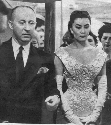 Әйел ер адамның аузындағы оргазмадан келген Таня Бондаренко жалаңаш