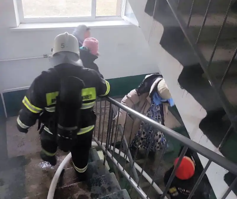 Павлодардың өрт сөндірушілері бес қабатты үйдегі өрттен 6 адамды эвакуациялады