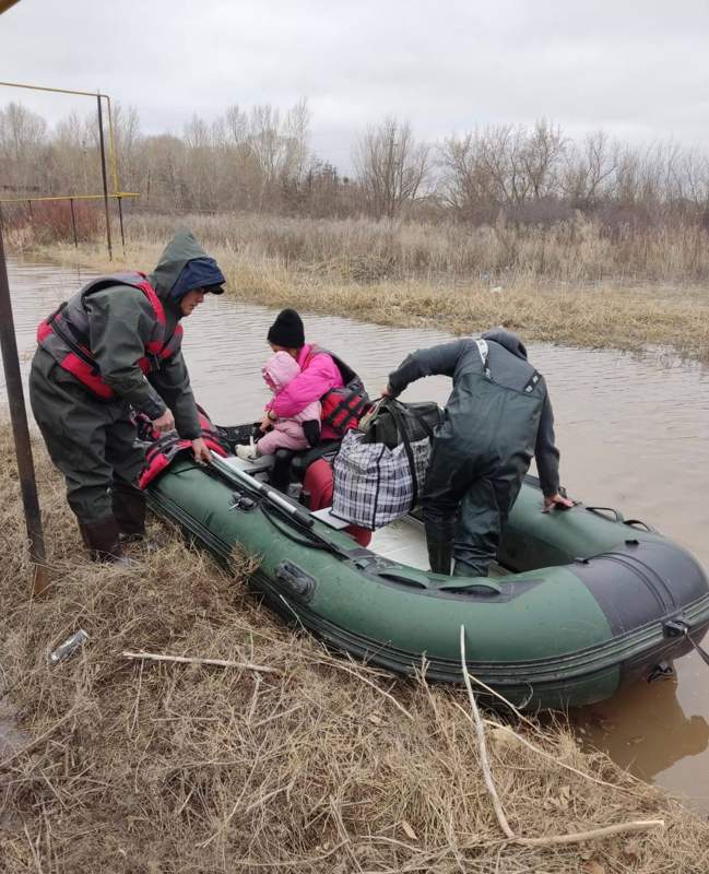 Ақтөбе қаласында Қарғалы өзенінің маңындағы адамдар эвакуацияланып жатыр