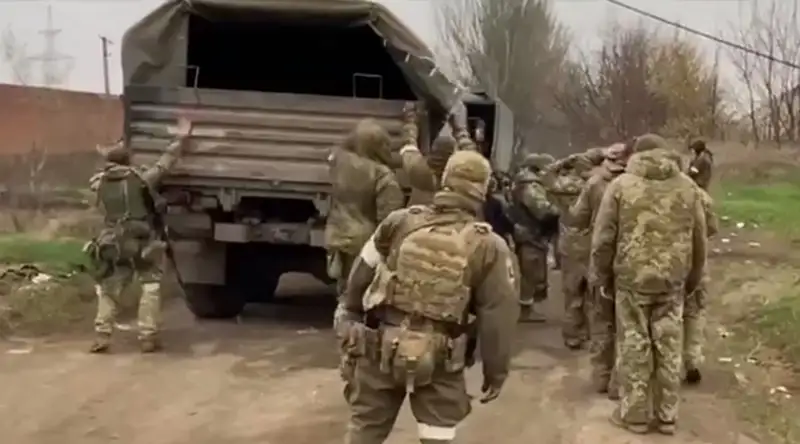 Украина: 1026 сарбаз қаруын тапсырды