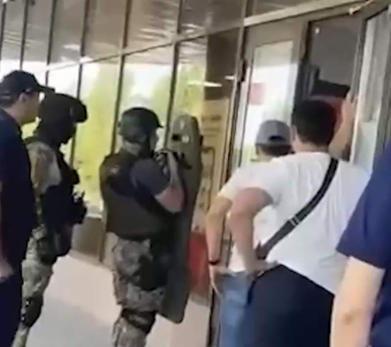 Астанада Kaspi банк ғимаратында тұрғындарды кепілдікке алған  адам жайлы деректер айтылды 