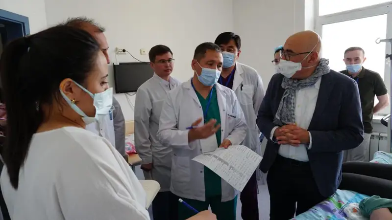Елордалық хирургтер патологиясы бар балаларға сирек кездесетін оталар жасады