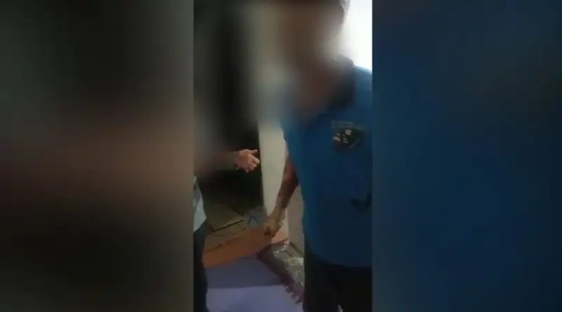 Шымкентте мас күйдегі үй иесі учаскелік полицейге пышақпен шабуыл жасады