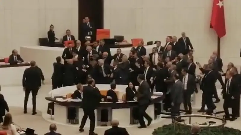 Бірінің басы жарылды: Түрік депутаттары бюджетті талқылау кезінде төбелесіп қалды (видео)