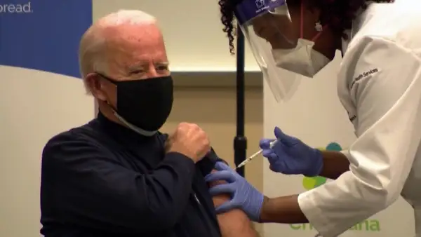 Джо Байден вакцинаны тікелей эфирде салдырды