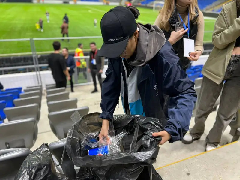 Қазақстан-Солтүстік Ирландия матчы: Жанкүйерлер стадионды қоқыстан тазартып, жұртты сүйсіндірді