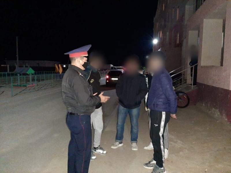 Атыраулық полицейлер хабар-ошарсыз кеткен 7 жасөспірімді үйлеріне қайтарды  