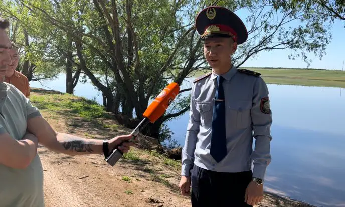 Полиция қызметкері екі баланы құтқарып қалды