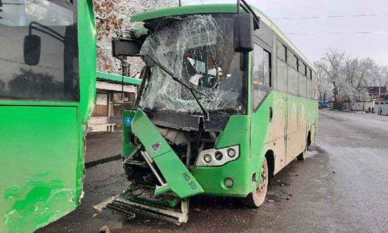 Алматыда екі автобус соқтығысты: 20 адам зардап шекті