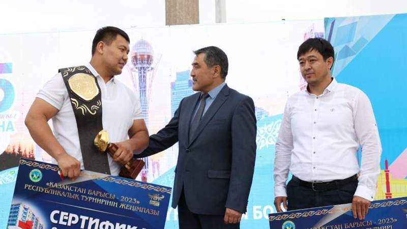 "Қазақстан барысы" жеңімпазына екі бөлмелі пәтер кілті табысталды