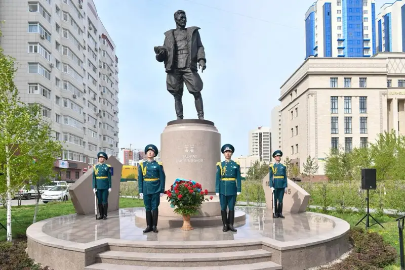 Мәжіліс Төрағасы Талғат Бигелдиновтің ескерткішіне гүл шоқтарын қойды