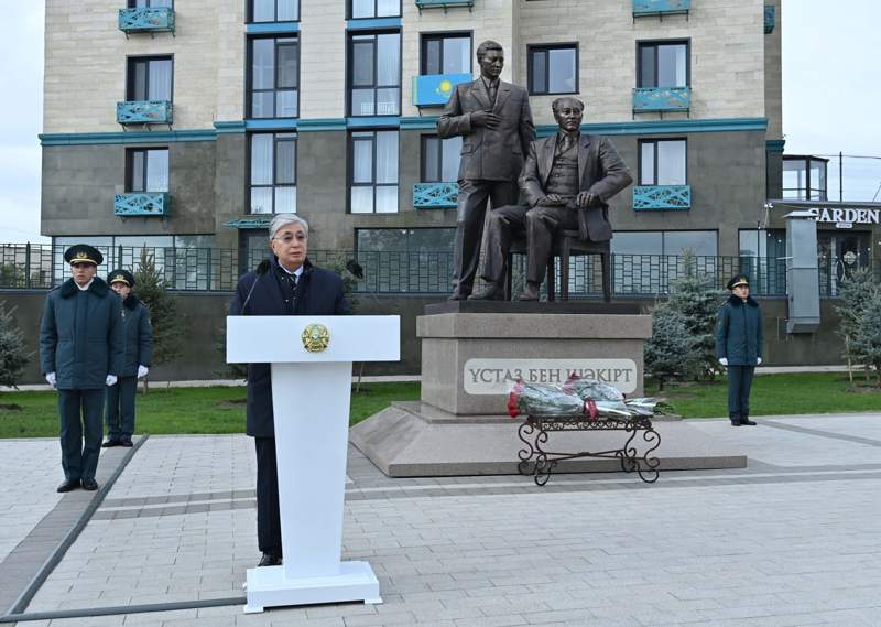 Семейде Мұхтар Әуезов пен Қайым Мұхамедхановқа арналған ескерткішті ашылды