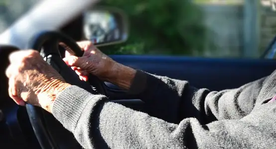 Бір қария екінші қарияны қағып, қашып кетті 