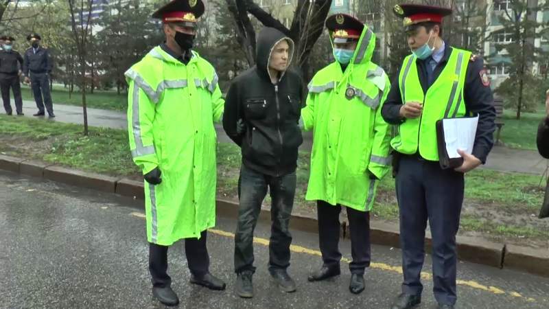 Жындарды қуамын деп полицейдің аяғын басып кетті