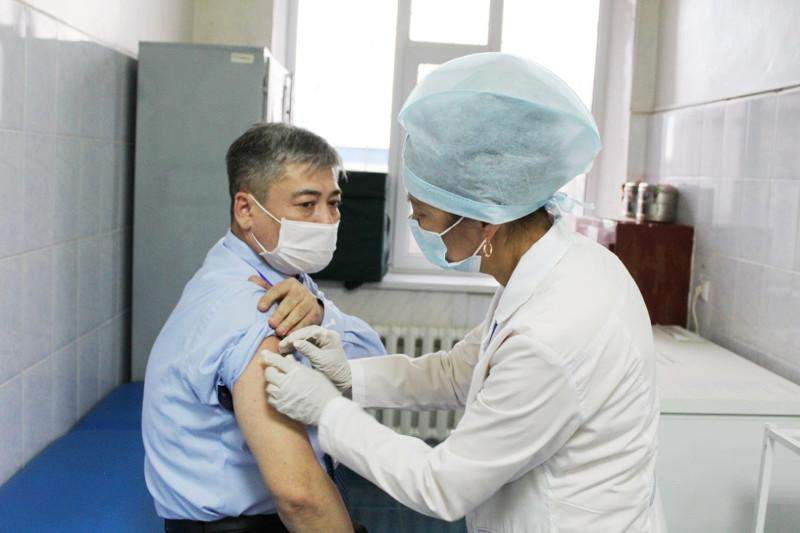 Аудан әкімдері вакцина салдырды