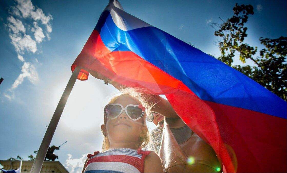 Тақтан кейін қыздар Тақтан кейін қыздар