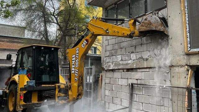 Алматыда тұрғын үйге қосалқы салынған құрылыс нысаны сүріледі