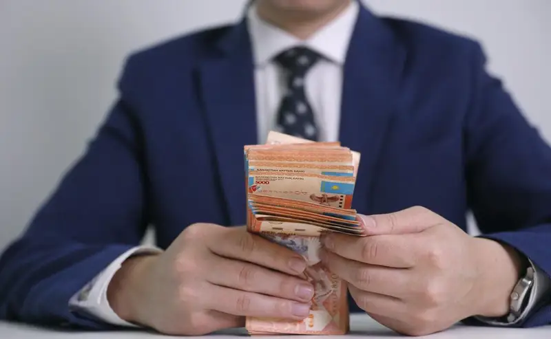 Алматы базарларынан ақша жинаған шенеунік ұсталды  