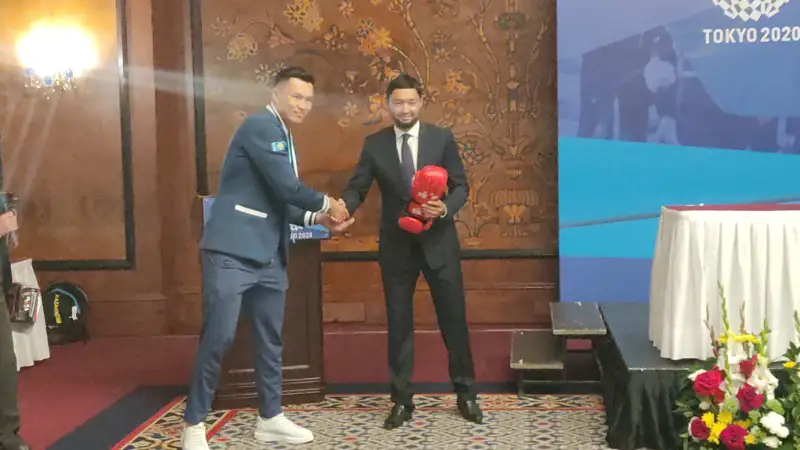 Қамшыбек Қоңқабаев Кеңес Рақышевқа бокс қолғабын сыйлады