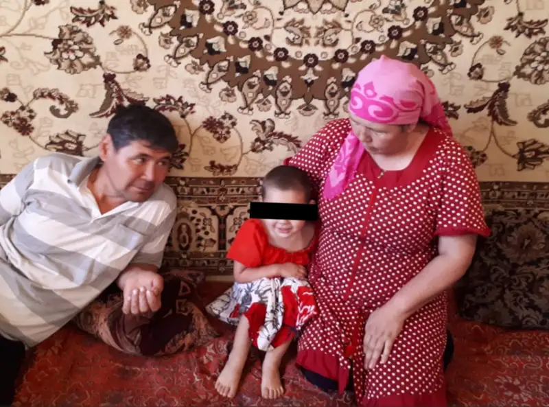 Үш жасар қыз анасымен қауышты 