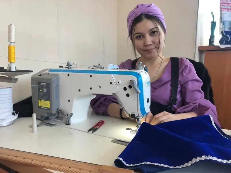 Көрпе тігіп, табысқа кенелген Мәншүк