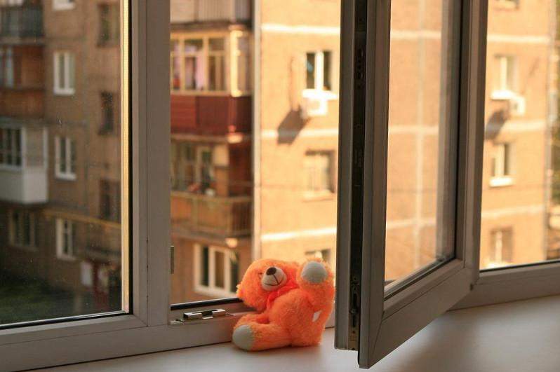 28 бала терезеден құлап кеткен